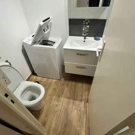 Апартаменти Quiet Garden Near & Station Антіб